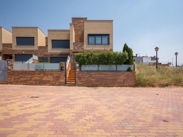 Casa adosada en venta en Ávila, Hervencias. Chalet de 3 Dormitorios con Más de 250 m en Hervencias. Casas adosadas.