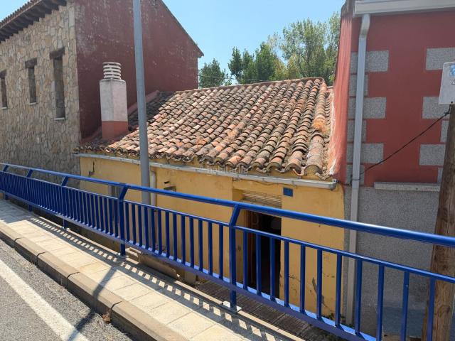 Casa adosada en venta en Ávila, Zona Rural. ¡Oportunidad en Alamedilla del Berrocal! Casa adosada con encanto, chimenea y gran potencial a un paso de Ávila capital. Casas adosadas.