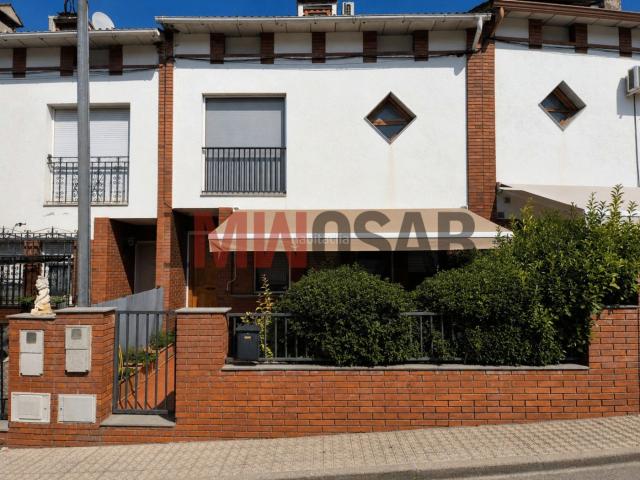 Casa adosada en venta en Avinyó. Casa unifamiliar con 4 habitaciones, amplio garaje y terraza en Avinyó. Casas adosadas.