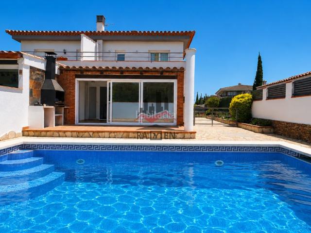 Casa adosada en venta en Avinyonet de Puigventós. CASA ADOSADA CON PISCINA, PORCHE Y VISTAS DESPEJADAS EN MAS PAU, A 6 KM DE FIGUERES. Casas adosadas Avinyonet de.