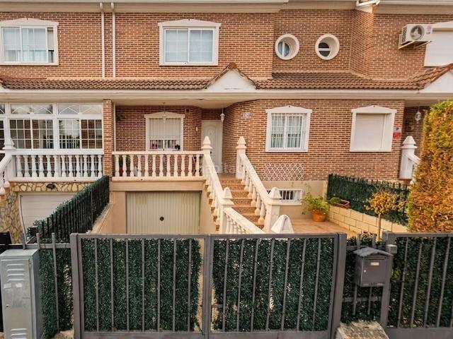 Casa adosada en venta en Azuqueca de Henares, Vallehermoso. Se vende adosado en Azuqueca de Henares. Cesión de Remate, sin posesión. Casas adosadas Azuqueca de.