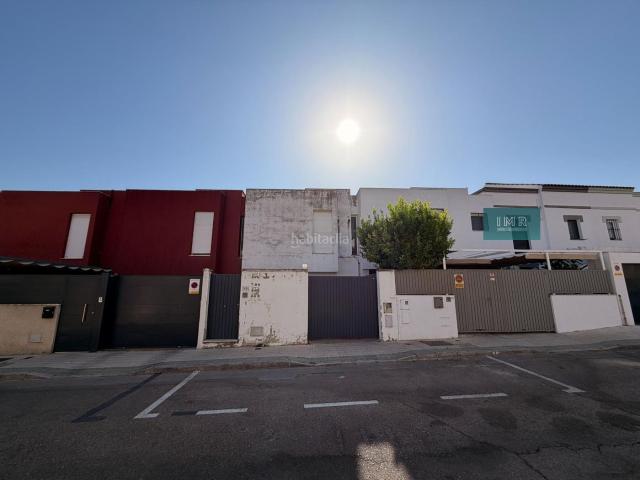 Casa adosada en venta en Bormujos, Avenida Juan Diego. Gran Oportunidad en Bormujos! Adosado con dos patios para diseñar a tu gusto. Casas adosadas.