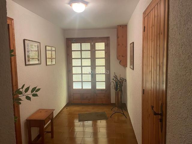 Casa adosada en venta en Borredà. Casa de tres pisos en bon estat i ben situada. Casas adosadas.