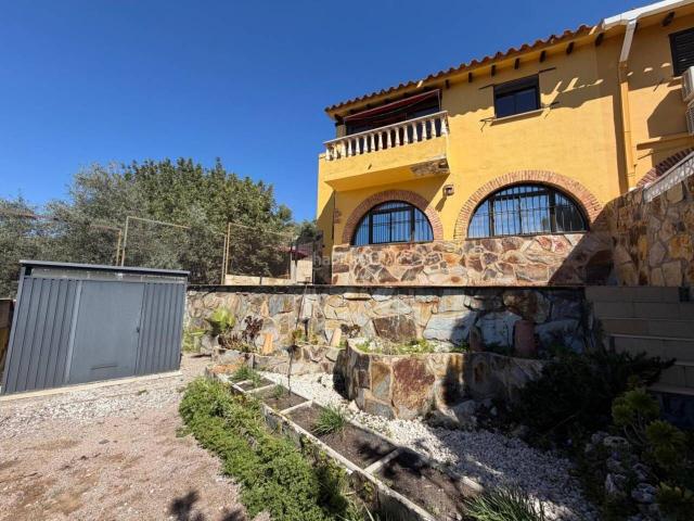 Casa adosada en venta en Borriol. Venta de TOWNHOUSE en Borriol. Casas adosadas.