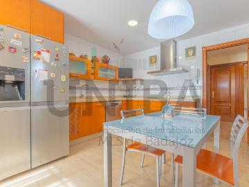 Casa adosada en venta en Badajoz, Valdepasillas La Paz Huerta Rosales. Magnífico chalet en Huerta Rosales. Casas adosadas.