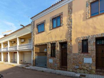 Casa adosada en venta en Badajoz, Carretera de Sevilla Los Montitos. Amplio adosado en Carretera de la Corte. Casas adosadas.