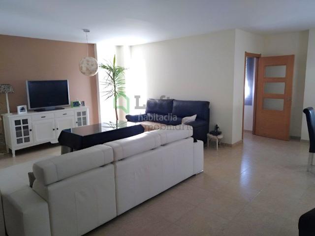 Casa adosada en venta en Badajoz, Carretera de Sevilla Los Montitos. ESPECTACULAR ADOSADO CON GARAJE Y 2 AMPLIOS TRASTEROS EN RONDA SUR. Casas adosadas.