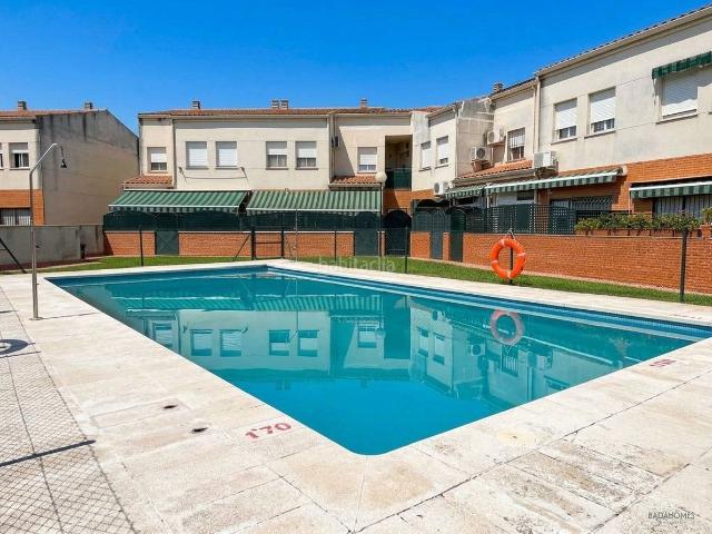 Casa adosada en venta en Badajoz, Pedanías de Badajoz. Adosado en Gévora con piscina, 3 dormitorios y placas solares. Casas adosadas.