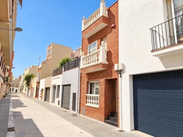 Casa adosada en venta en Badalona, Casagemes. Casa en Badalona a dos minutos del paseo marítimo. Casas adosadas.