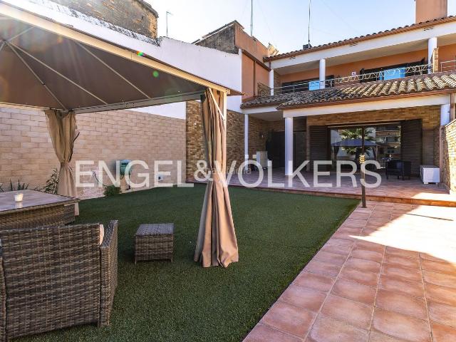 Casa adosada en venta en Badalona, Bufalà. Exclusiva casa con gran jardín. Casas adosadas.