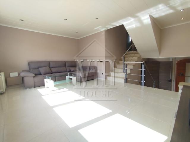 Casa adosada en venta en Badalona, Bufalà. Preciosa casa con garaje, jardin, 3 habitaciones, lista para entrar a vivir. Casas adosadas.