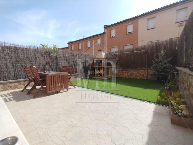 Casa adosada en venta en Badalona, Bufalà. Preciosa casa con garaje, jardin, 3 habitaciones, lista para entrar a vivir. Casas adosadas.