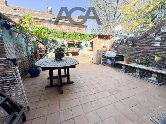 Casa adosada en venta en Badalona, Montigalà. CASA CON UBICACIÓN INMEJORABLE. Casas adosadas.