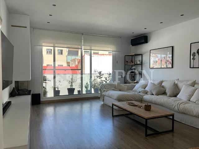 Casa adosada en venta en Badalona, Progrés Pep Ventura. Vivienda exclusiva reformada con piscina y apartamento independiente cerca del mar. Casas adosadas.