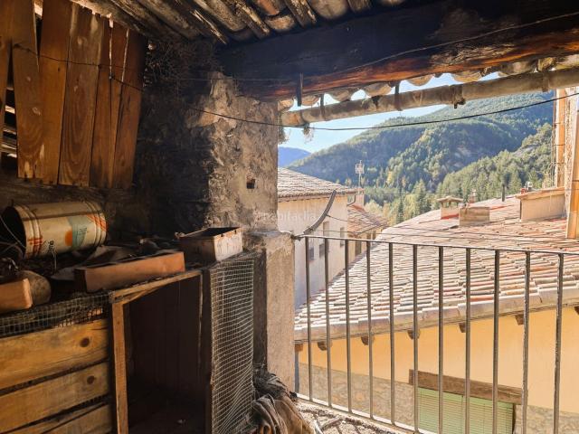 Casa adosada en venta en Bagà. Casa a la venda para rehabilitar en el centro de Baga. Casas adosadas.