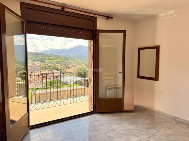 Casa adosada en venta en Bagà. Se vende casa con 2 pisos con vistas, 1 duplex semiobrado con jardín y 2 parkings. Casas adosadas.