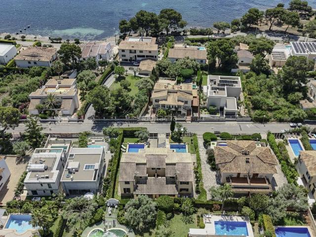 Casa adosada en venta en Baleares Alcúdia, Port d´Alcúdia Platja dÁlcúdia. Villa Mediterránea con Vistas al Mar Alcanada, Alcúdia. Donde el azul del cielo se funde con el mar, nace un hogar lleno de.