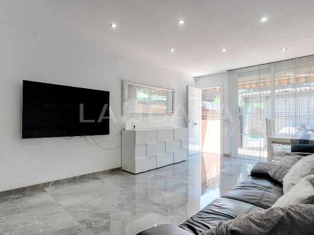 Casa adosada en venta en Barcelona, Besòs Maresme. Casa con patio delantero, 3 habitaciones y amplio salón con salida exterior. Dispone de cocina independiente, aire acondicionado y. Casas adosadas.