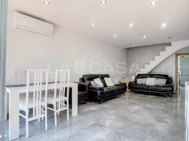 Casa adosada en venta en Barcelona, Besòs Maresme. CASA REFORMADA CON PATIO PRIVADO Y ESPACIO EXTRA LISTA PARA ENTRAR A VIVIR. Casas adosadas.