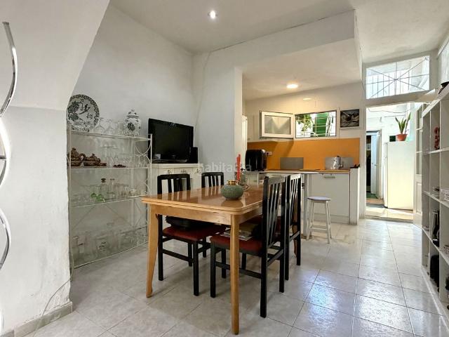 Casa adosada en venta en Barcelona, El Camp de l´Arpa del Clot. Casa independiente de 104 m2 con 4 dormitorios, patio y terraza en El Clot. Casas adosadas.