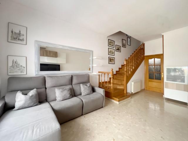 Casa adosada en venta en Barcelona, El Camp de l´Arpa del Clot. Esclusiva casa unifamiliar en Sagrada Familia. Casas adosadas.