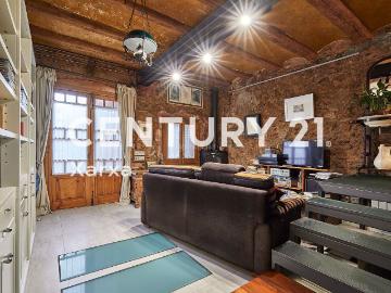 Casa adosada en venta en Barcelona, Horta. Un oasis de calma en el corazón de Horta Barcelona. Casas adosadas.