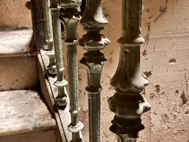 Casa adosada en venta en Barcelona, La Bordeta. Casa en venta totalmente a reformar. Casas adosadas.