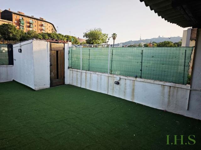 Casa adosada en venta en Barcelona, La Clota. Casa antigua carpintería. Casas adosadas.