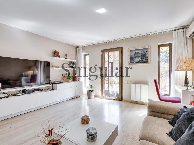 Casa adosada en venta en Barcelona, La Font d´en Fargues. Casa familiar adosada con terrazas y parking. Casas adosadas.