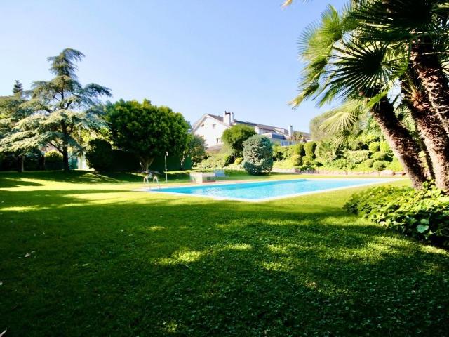 Casa adosada en venta en Barcelona, Pedralbes. Magnífica casa con jardín y piscina en exclusivo complejo con vigilancia. Casas adosadas.