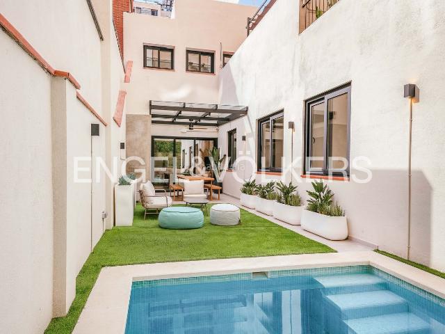 Casa adosada en venta en Barcelona, Sagrada Família. Impresionante piso con jardín y piscina junto a la Sagrada Familia. Casas adosadas.