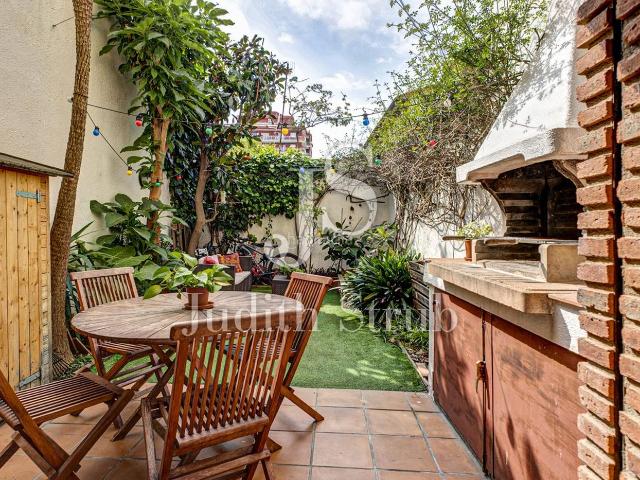 Casa adosada en venta en Barcelona, Sant Andreu de Palomar. Casa unifamiliar única con jardín, terraza y eficiencia energética A. Casas adosadas.
