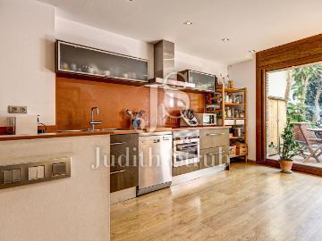 Casa adosada en venta en Barcelona, Sant Andreu de Palomar. Casa unifamiliar única con jardín, terraza y eficiencia energética A. Casas adosadas.