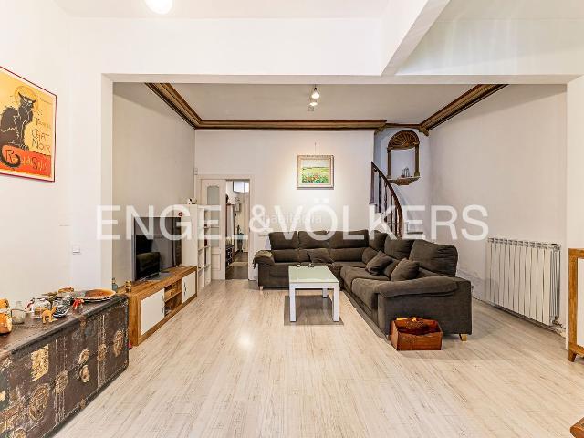 Casa adosada en venta en Barcelona, Sant Andreu de Palomar. Descubre una elegante casa rehabilitada con parking, terraza y patio en Sant Andreu. Casas adosadas.