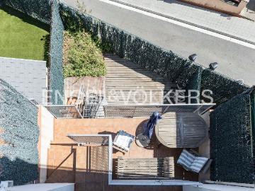 Casa adosada en venta en Barcelona, Sant Genís dels Agudells. Casa pareada con impresionantes vistas. Casas adosadas.