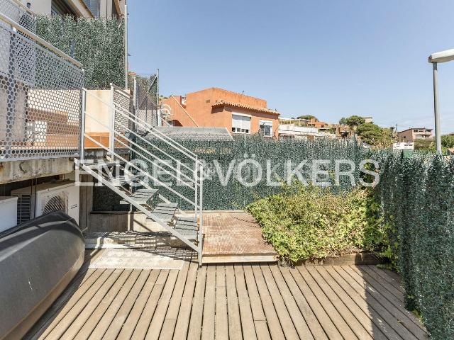 Casa adosada en venta en Barcelona, Sant Genís dels Agudells. Casa pareada con impresionantes vistas. Casas adosadas.