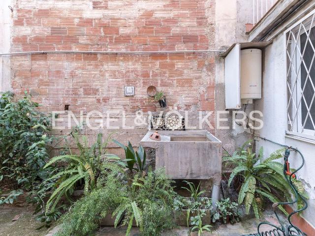 Casa adosada en venta en Barcelona, Sant Gervasi Galvany. Casa con jardín con gran potencial para obra nueva. Casas adosadas.