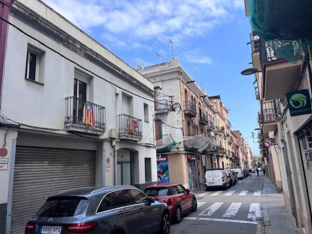 Casa adosada en venta en Barcelona, Sants. En exclusiva casa con gran potencial urbanístico en Sants Ideal para promotores e inversores. Casas adosadas.