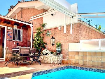 Casa adosada en venta en Barcelona, Vallcarca Penitents. Privacidad a tres vientos Villa pareada con piscina en el balcón de Barcelona. Casas adosadas.