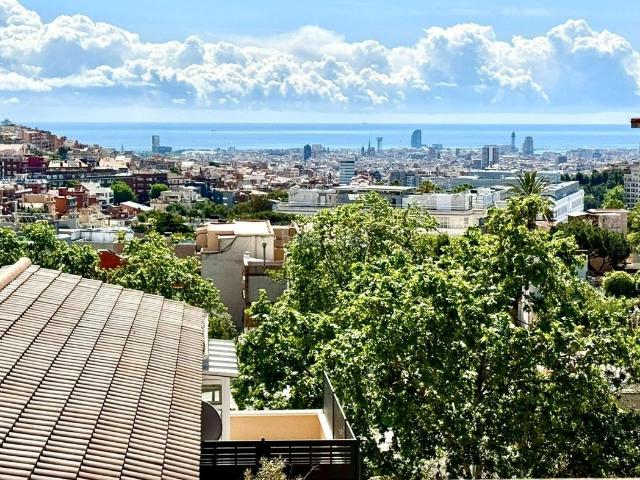 Casa adosada en venta en Barcelona, Vallcarca Penitents. Privacidad a tres vientos Villa pareada con piscina en el balcón de Barcelona. Casas adosadas.