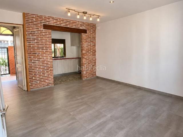 Casa adosada en venta en Barcelona, Vilapicina Torre Llobeta. CASA DE DOS PLANTAS CON PATIO, TERRAZAS Y ZONA DE BARBACOA. Casas adosadas.