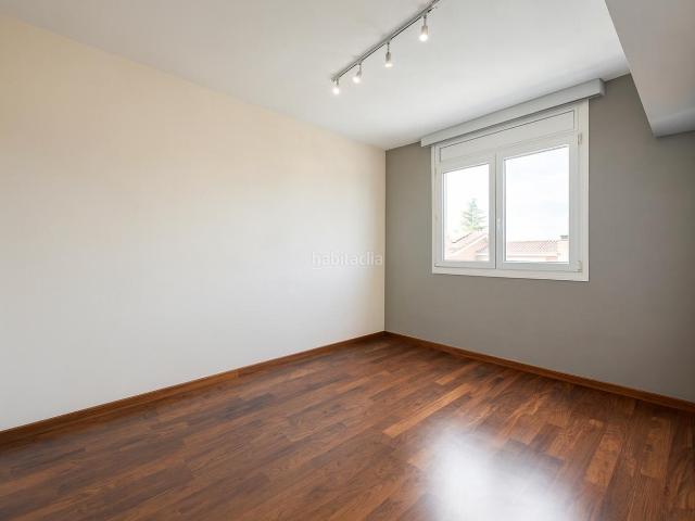 Casa adosada en venta en Barberà del Vallès, Centre Eixample Can Llobet. Vivienda de Lujo en 4 Plantas con Piscina y Vistas. Casas adosadas Barberà del.