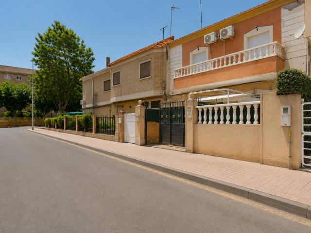 Casa adosada en Venta en Barrio de la Concepción