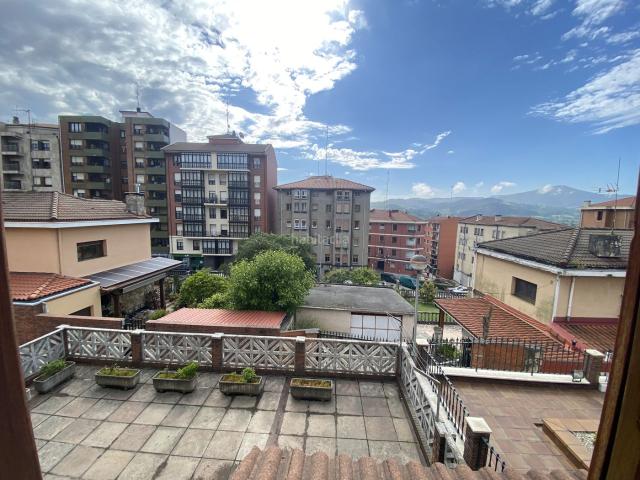Casa adosada en venta en Basauri, Kalero Basozelai. CHALET INDEPENDIENTE CON JARDÍN Y GARAJE FRENTE AL METRO DE BASAURI. Casas adosadas.
