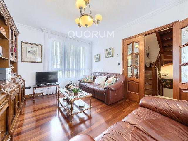 Casa adosada en venta en Basauri, San Miguel. Adosado PARA ENTRAR A VIVIR De 4 Dorm. y 3 Baños Con Amplia Terraza y Garaje En Zona San Miguel. Casas adosadas.