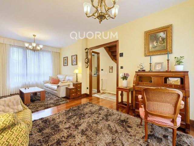Casa adosada en venta en Basauri, San Miguel. Precioso Adosado De 4 Dorm. y 4 Baños Con Amplia Terraza, Txoko y Garaje En Zona San Miguel. Casas adosadas.