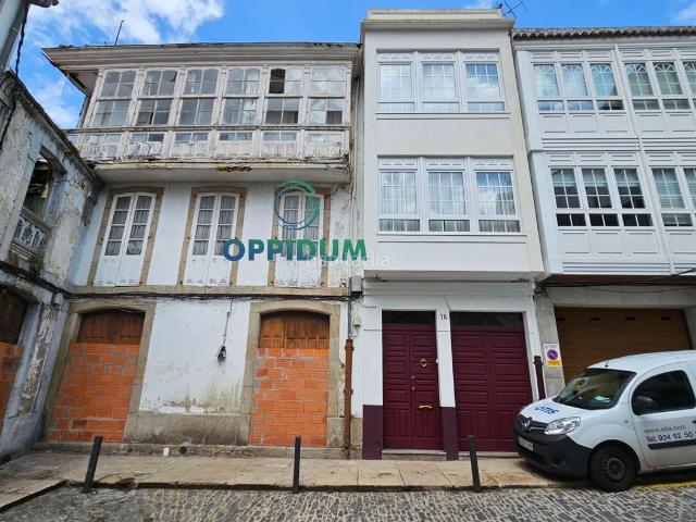 Casa adosada en venta en Betanzos. SE VENDE CONJUNTO DE 3 INMUEBLES EN EL CASCO HISTÓRICO DE BETANZOS, A CORUÑA. Casas adosadas.