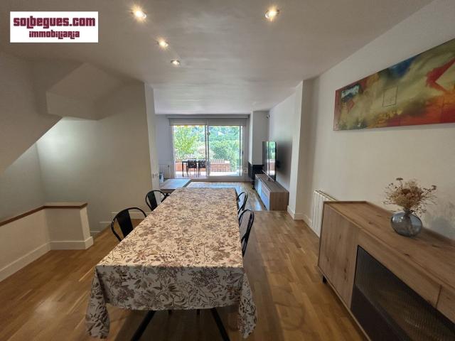 Casa adosada en venta en Begues. BEGUES BARCELONETA. AMPLIA CASA ADOSADA reformada con jardin privado y gran zona comunitaria piscina. Casas adosadas.