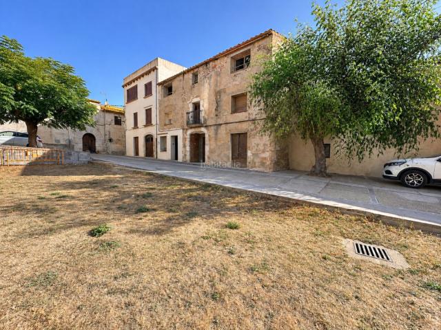 Casa adosada en venta en Bellcaire d´Empordà. Situada en pleno centro de Bellcaire dEmpordà, frente al castillo de los condes de Empúries, esta casa de pueblo para reformar des. Casas adosadas.