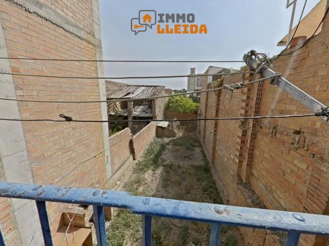 Casa adosada en venta en Bellpuig. OPORTUNIDAD Casa adosada en Bellpuig con patio. Casas adosadas.